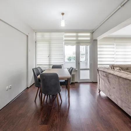 Downtown 2 Bdrm דירה