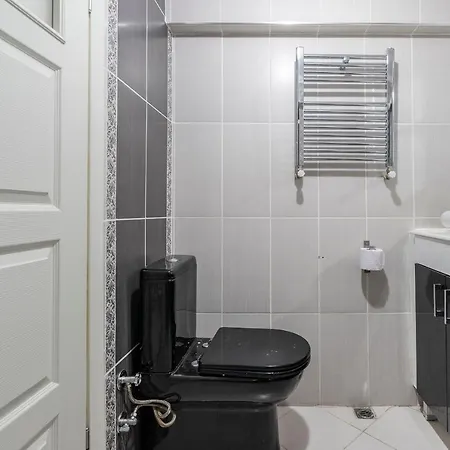 Downtown 2 Bdrm דירה *